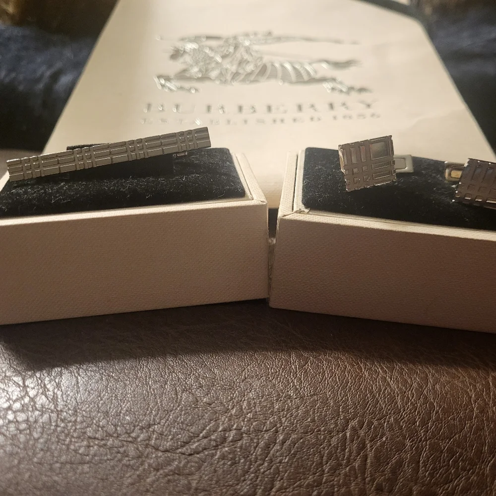 Burberry Stainless Steel Men's Cufflinks And Tie Bar Set W/ Fragrance Sample - Picture 7 of 9